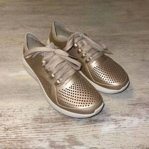 Crocs Women's Pacer Sneakers size 9